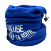 Cache-cou bleu porté, chaud et respirant, idéal pour les activités outdoor ou les journées fraîches – accessoire textile Creuse ta Route en tissu certifié OEKO-TEX®
