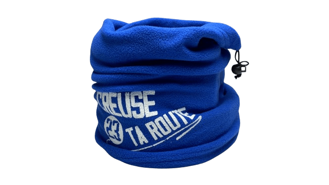 Cache-cou bleu porté, chaud et respirant, idéal pour les activités outdoor ou les journées fraîches – accessoire textile Creuse ta Route en tissu certifié OEKO-TEX®