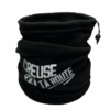Cache-cou noir porté, chaud et respirant, idéal pour les activités outdoor ou les journées fraîches – accessoire textile Creuse ta Route en tissu certifié OEKO-TEX®