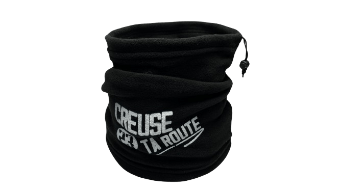 Cache-cou noir porté, chaud et respirant, idéal pour les activités outdoor ou les journées fraîches – accessoire textile Creuse ta Route en tissu certifié OEKO-TEX®