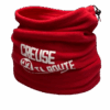 Cache-cou rouge porté, chaud et respirant, idéal pour les activités outdoor ou les journées fraîches – accessoire textile Creuse ta Route en tissu certifié OEKO-TEX®