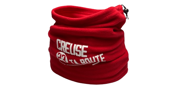 Cache-cou rouge porté, chaud et respirant, idéal pour les activités outdoor ou les journées fraîches – accessoire textile Creuse ta Route en tissu certifié OEKO-TEX®