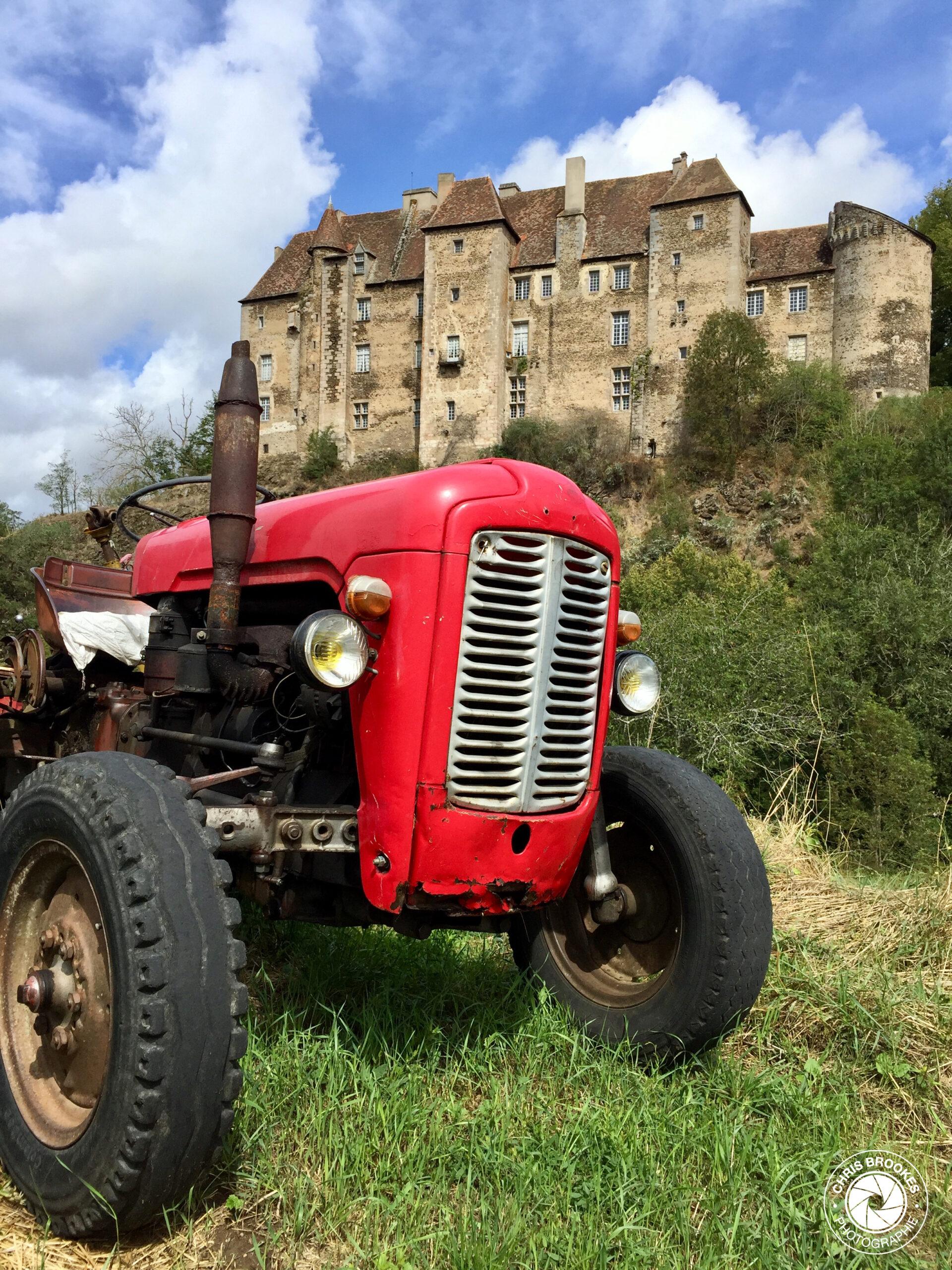 chateau de la Creuse et tracteur rouge au premier plan - entre histoire et agriculture - creuse ta route - fier d'être Creusois